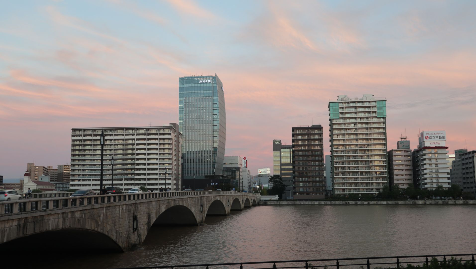河口の街の夕暮れ