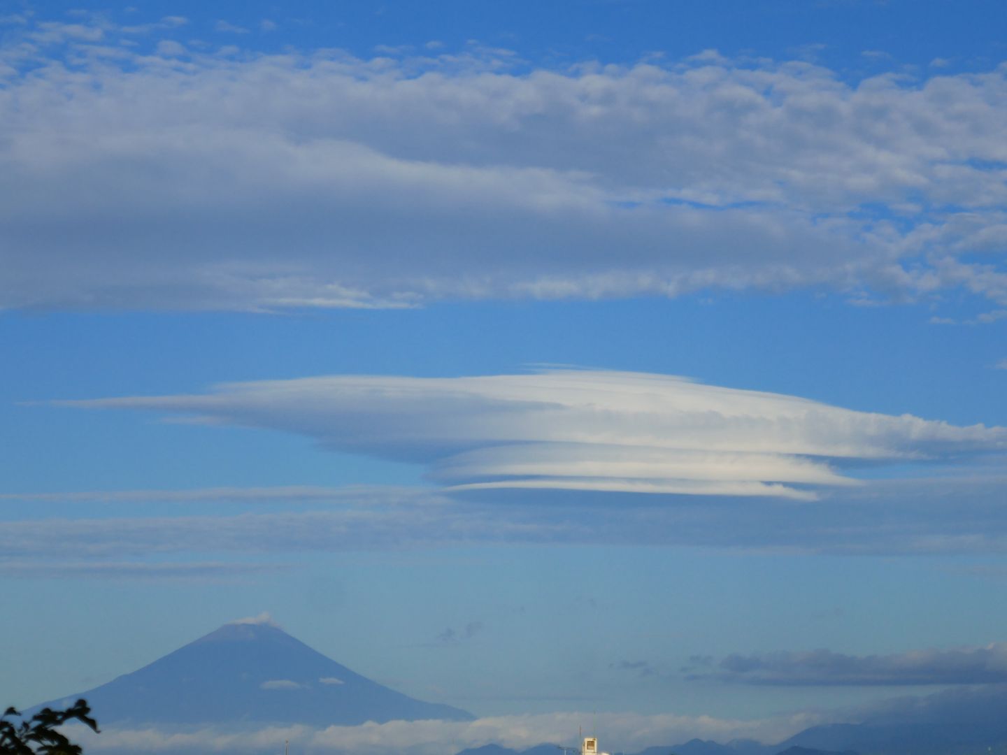 富士山 レンズ雲 風景写真 荒波と富士】 望遠レンズで圧縮して迫力を出すように 工夫して