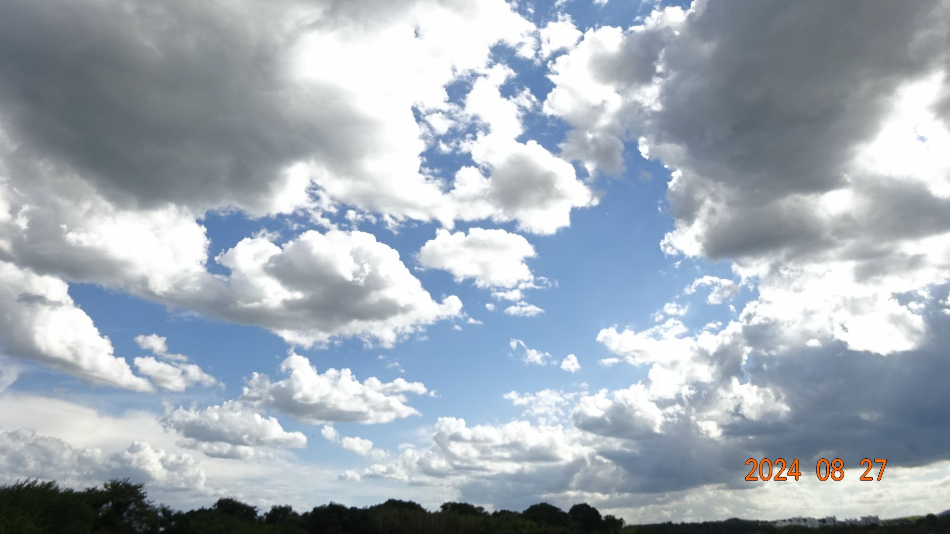不穏な動き 刻々と変わゆく雲
