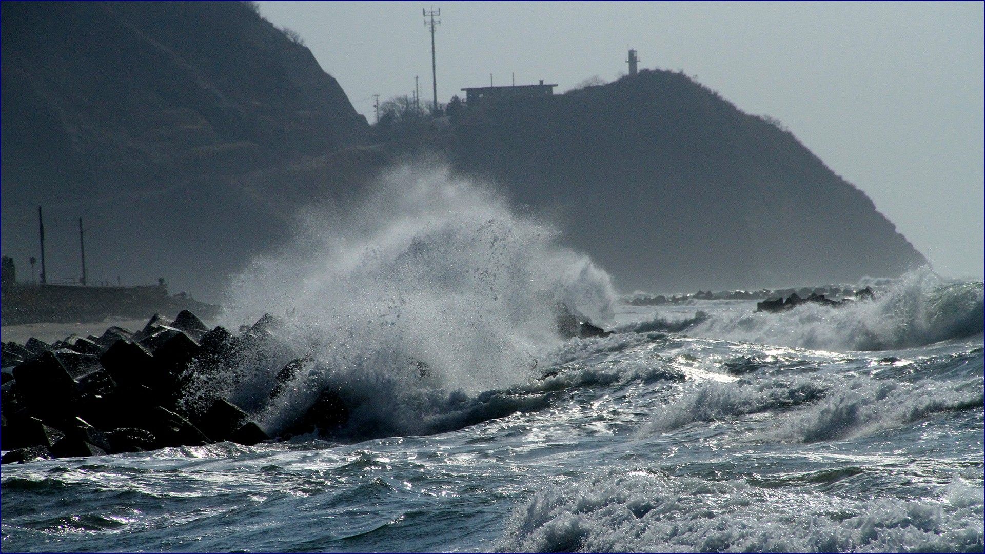 荒れる早春の日本海（大崎海岸）